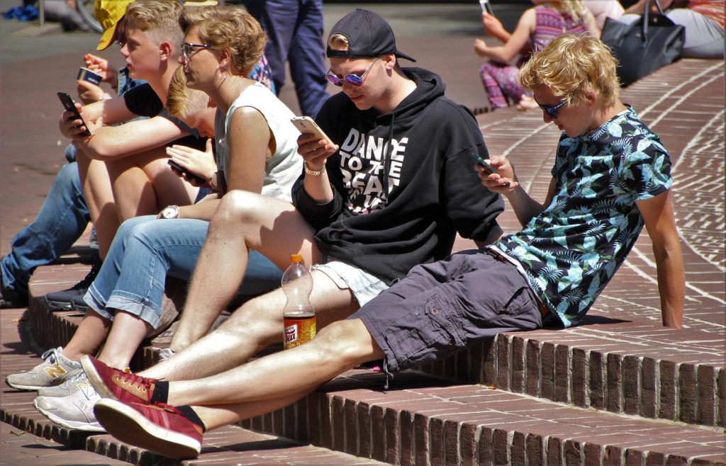 kids and phone-1548194_1920