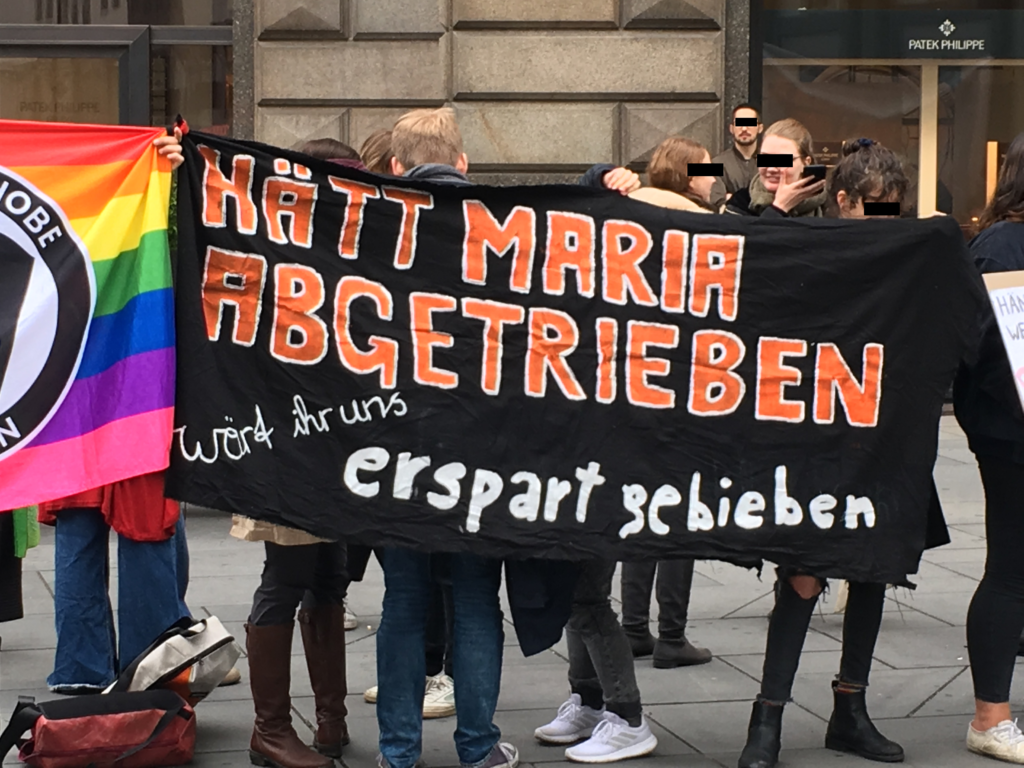 Hetzerische Transparente der Rot-Grünen Gegendemo
